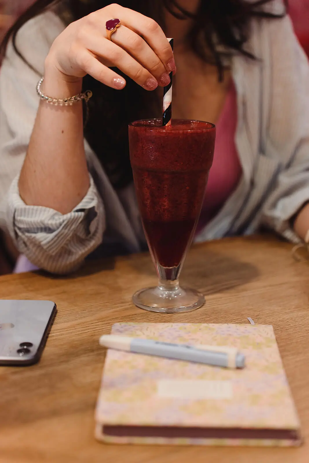 Leïla, coach business, accompagnant une entrepreneuse dans sa stratégie de prospection de nouvelles clientes